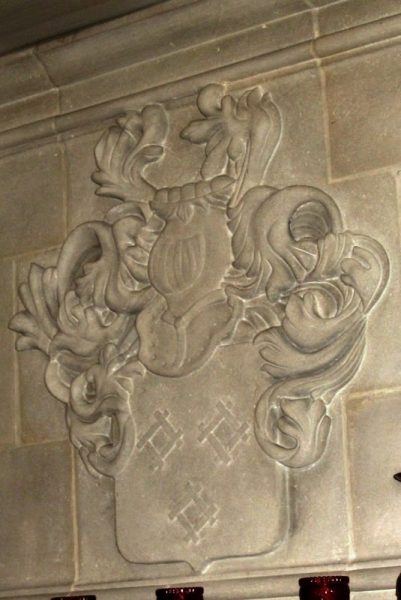 Armoiries sculptées sur ensemble de hotte de cheminée en pierre