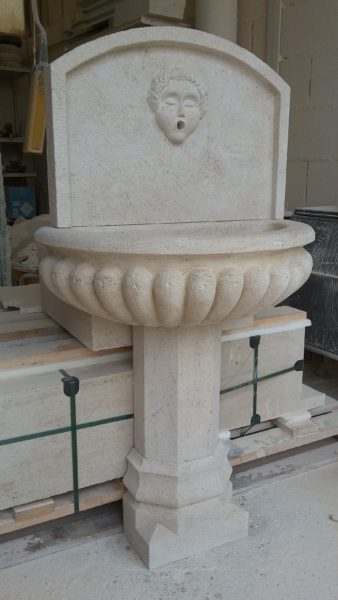 Fontaine bénitier sculptée