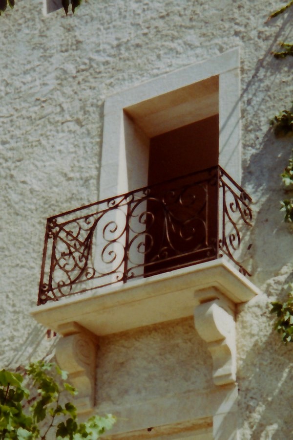 Balcon sur console et encadrement