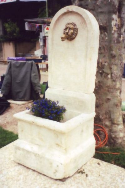 Fontaine borne à bassin