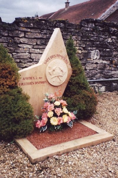 Monument aux pompiers de Fontaine-Française